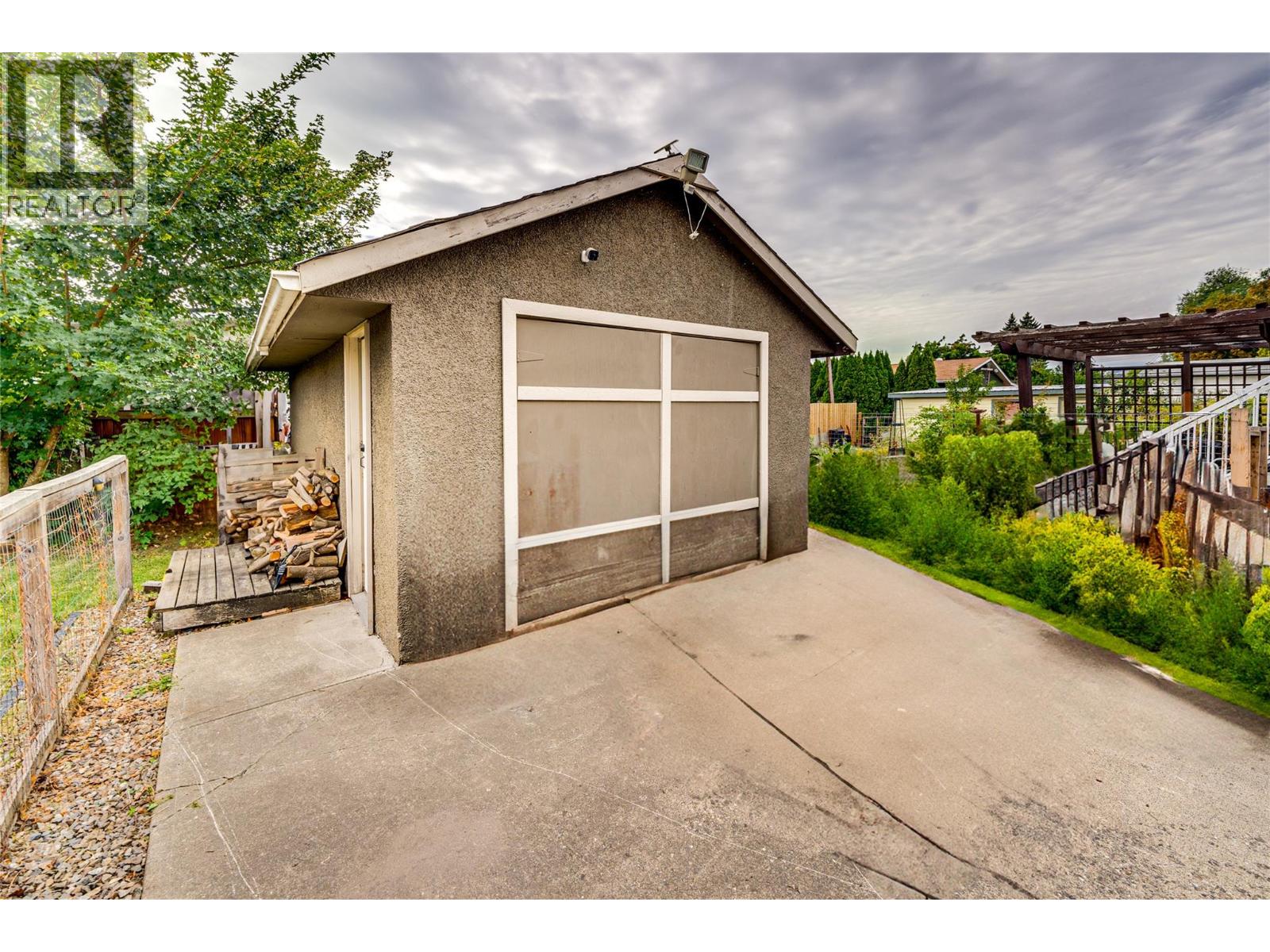 Photo 4 of 2302 42 Avenue, Vernon BC