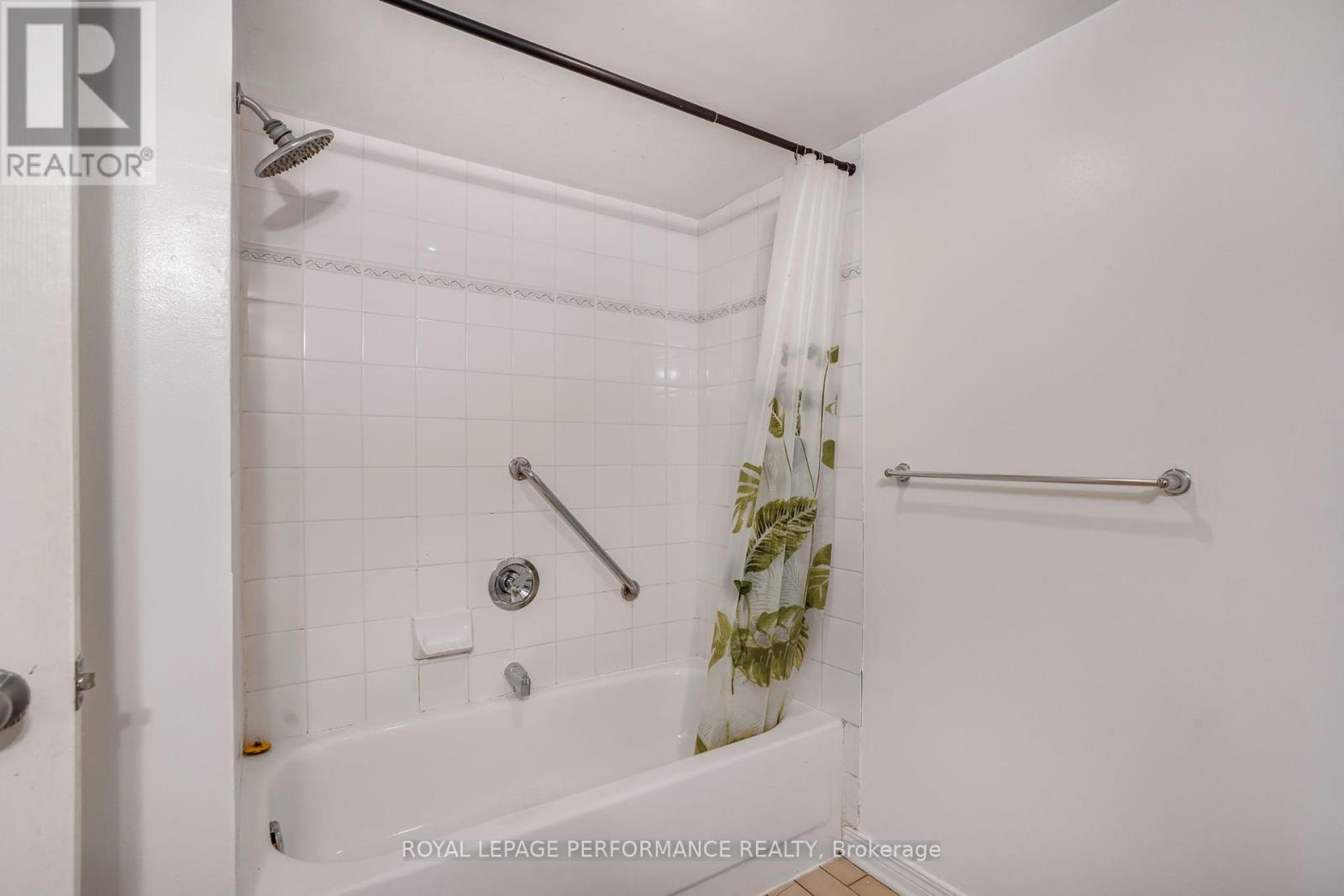 Photo 23 of 104 1440 Heron Road, Ottawa ON