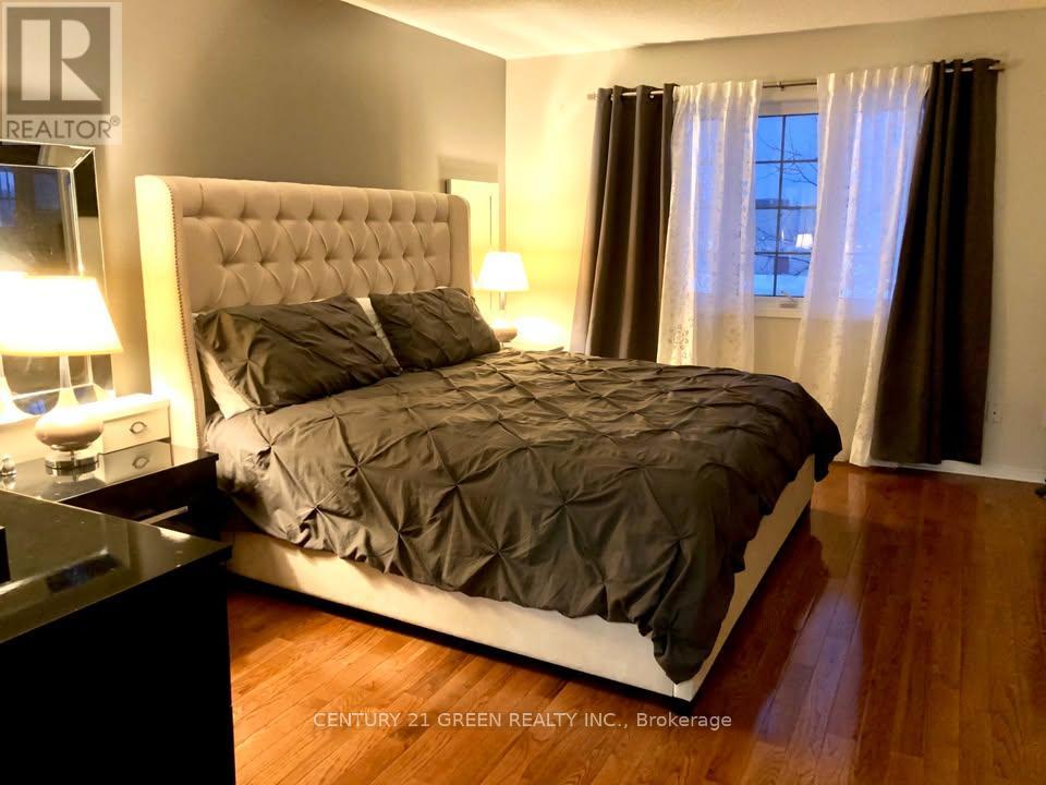 Photo 9 of 39 Crannyfield Drive, Brampton ON