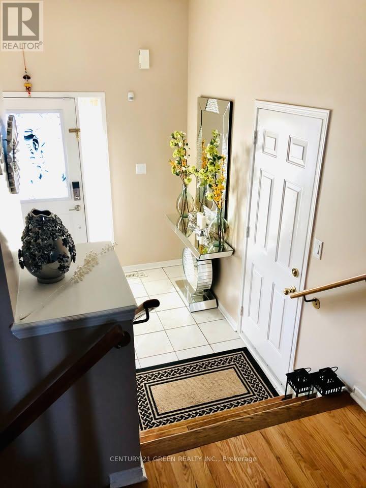 Photo 27 of 39 Crannyfield Drive, Brampton ON