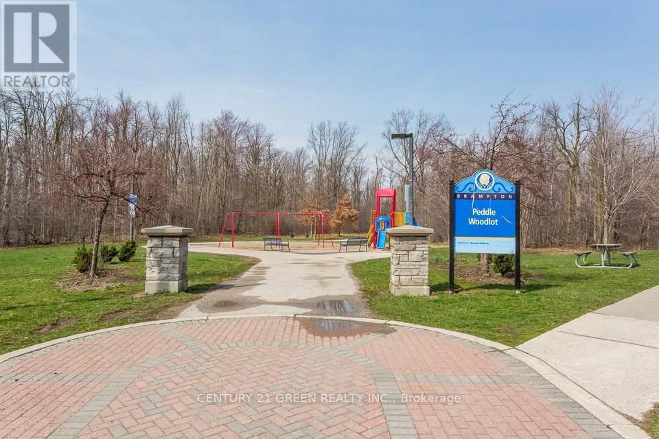 Photo 14 of 39 Crannyfield Drive, Brampton ON