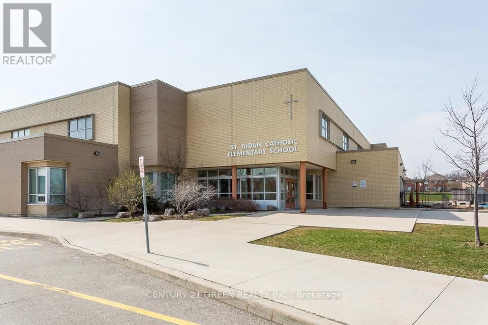 Photo 10 of 39 Crannyfield Drive, Brampton ON