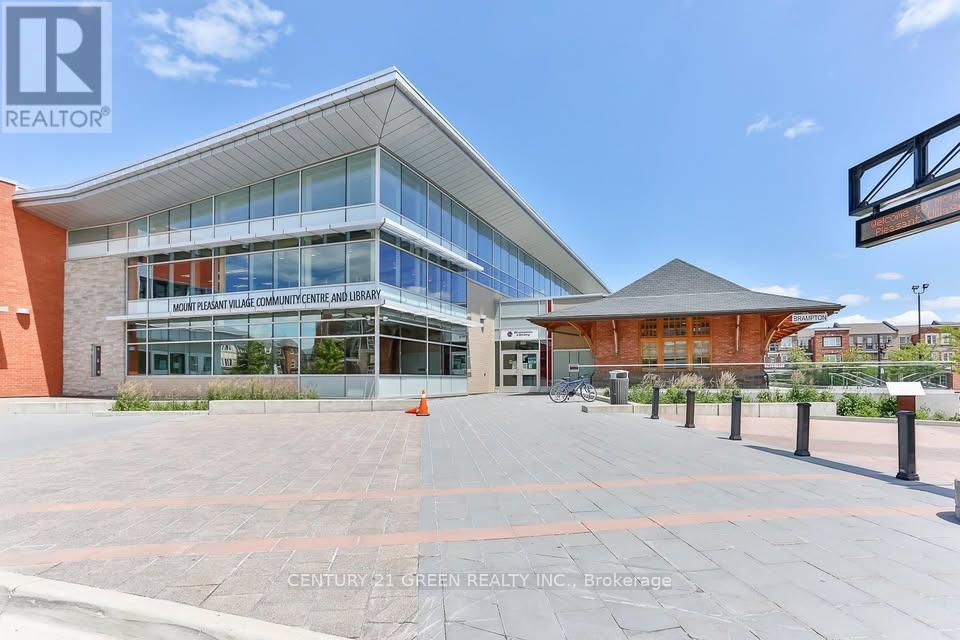 Photo 13 of 39 Crannyfield Drive, Brampton ON