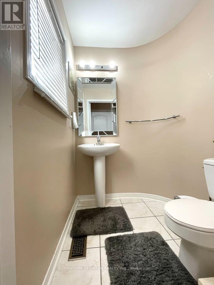 Photo 19 of 39 Crannyfield Drive, Brampton ON