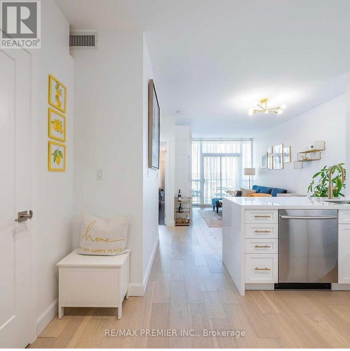 Photo 2 of 411 3391 Bloor Street W, Toronto ON