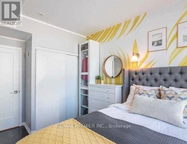 Photo 5 of 411 3391 Bloor Street W, Toronto ON
