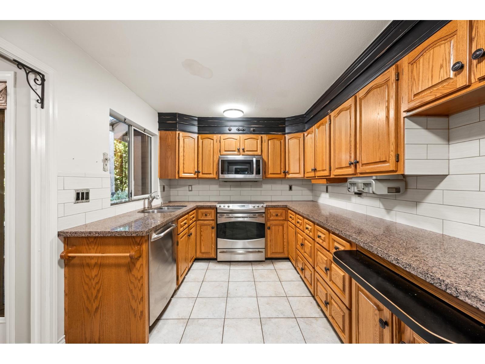 Photo 9 of 23 4847 219 Street, Langley BC