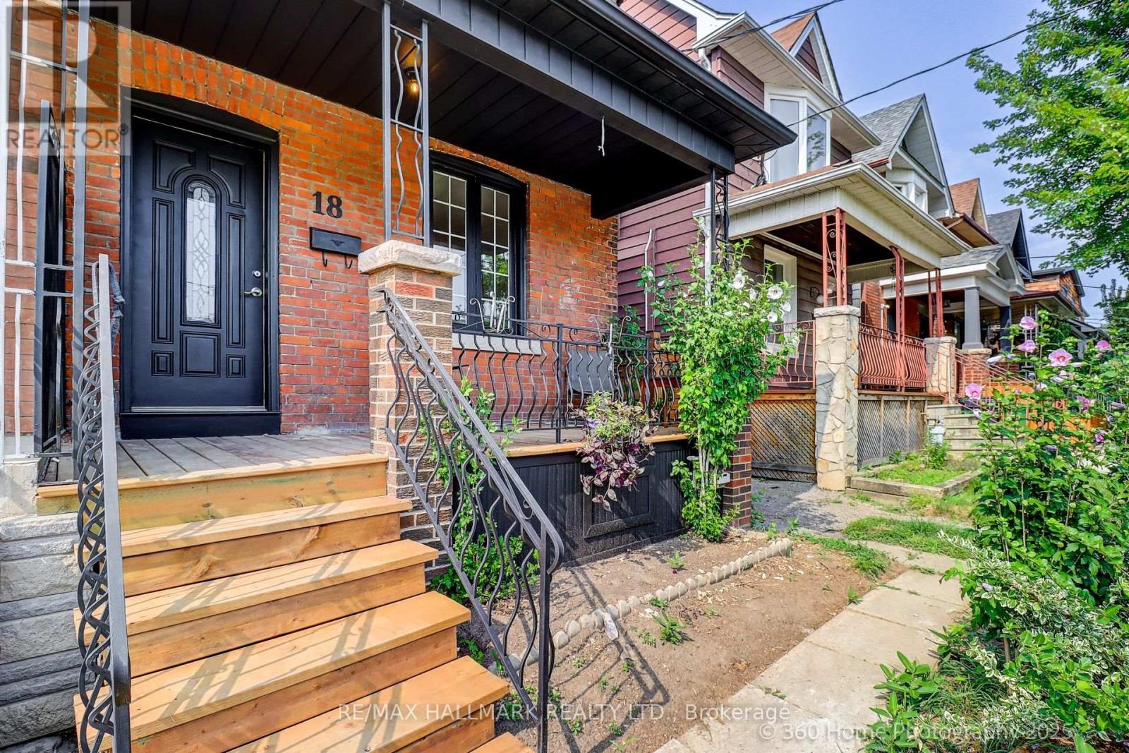 Photo 3 of 18 Conway Avenue, Toronto ON