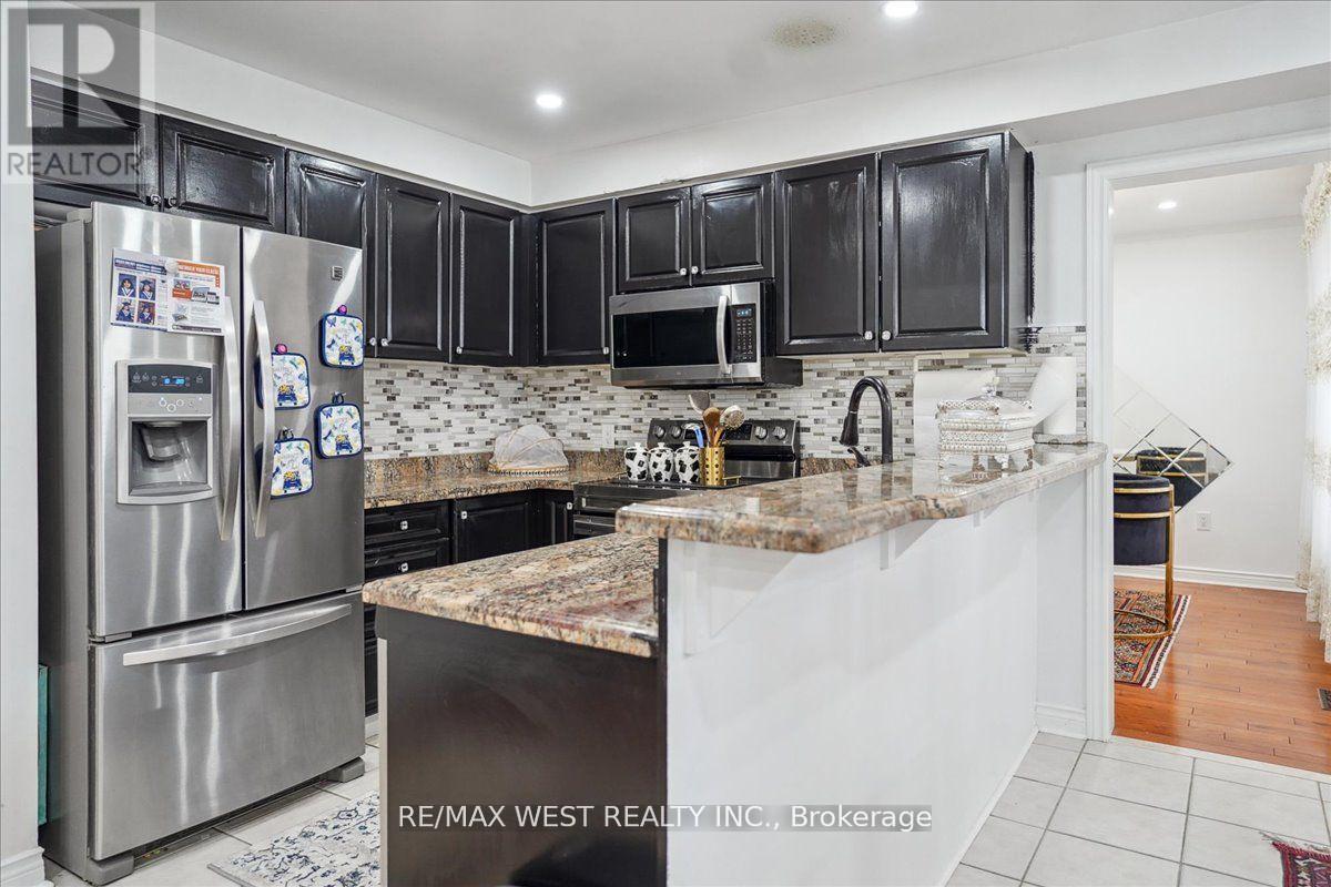 Photo 4 of 3 Branstone Drive, Whitby ON