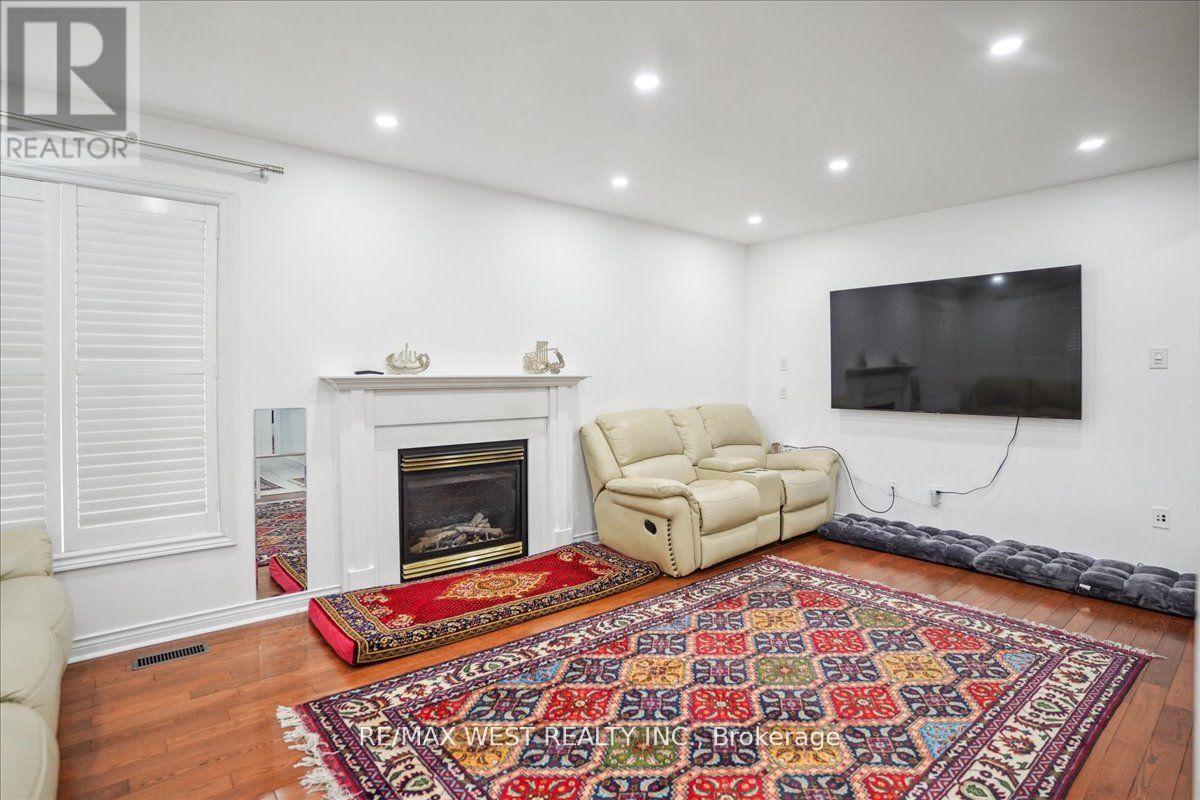 Photo 5 of 3 Branstone Drive, Whitby ON