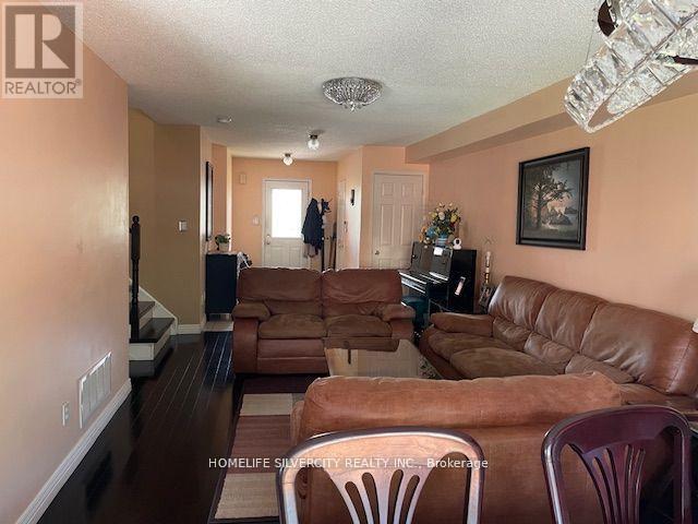 Photo 2 of 46 Clandfield Street, Markham ON