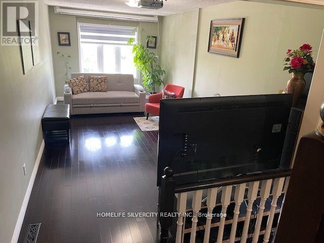 Photo 9 of 46 Clandfield Street, Markham ON