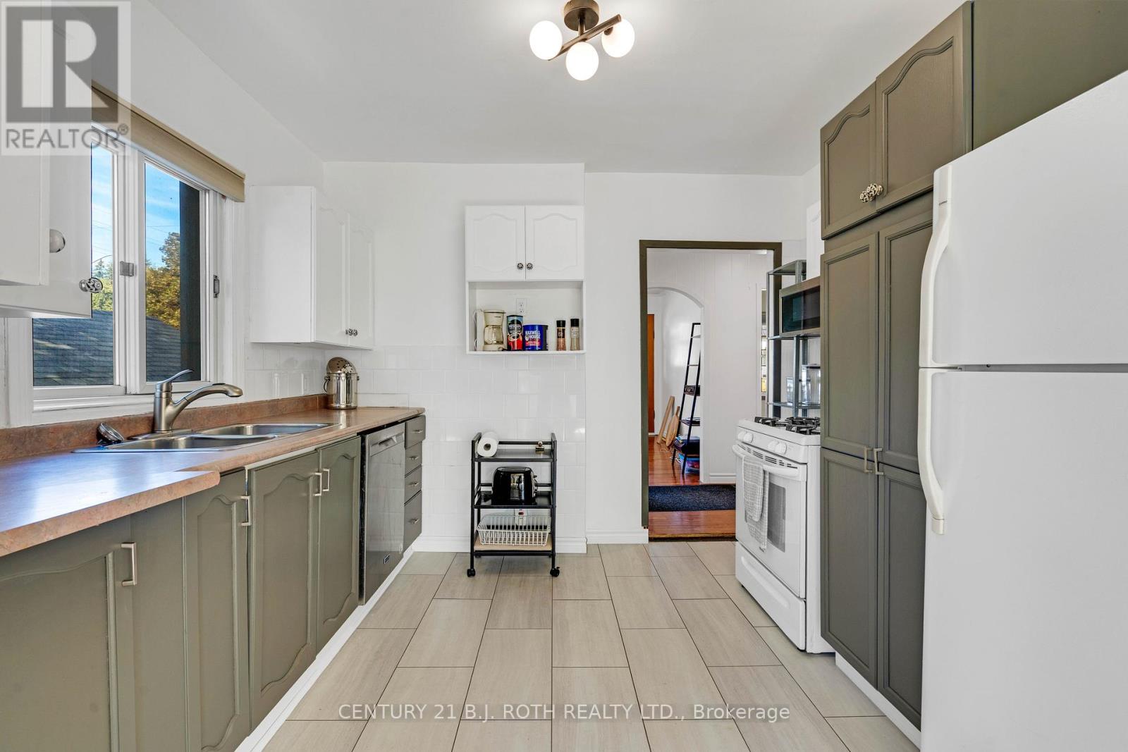 Photo 11 of 341 Nottawasaga Street, Orillia ON
