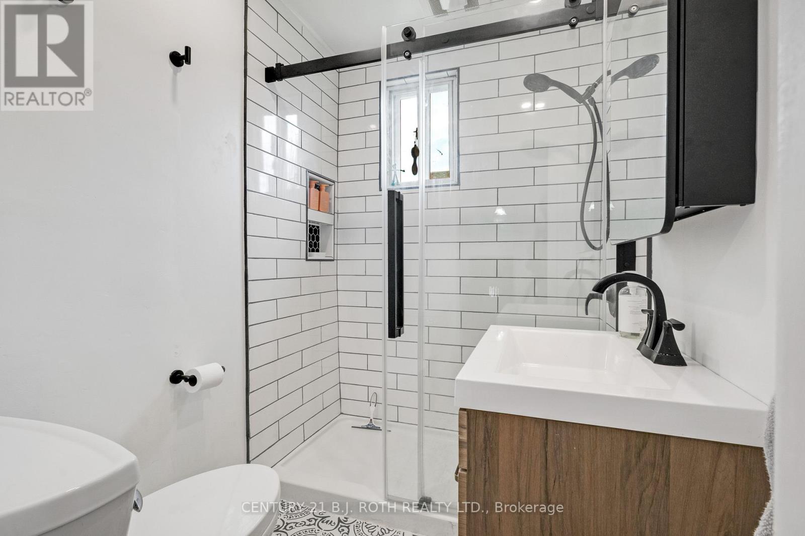 Photo 6 of 341 Nottawasaga Street, Orillia ON