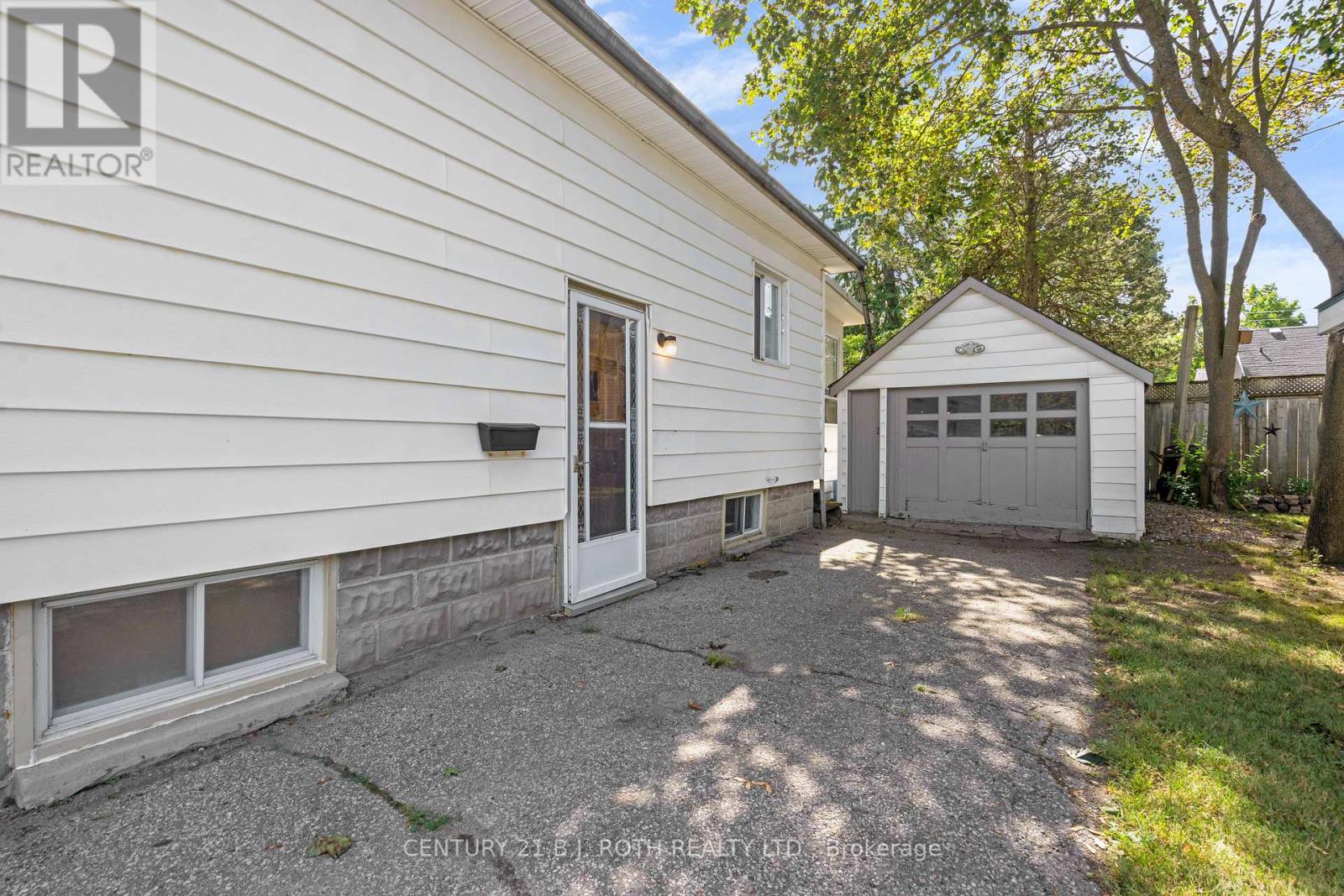 Photo 5 of 341 Nottawasaga Street, Orillia ON