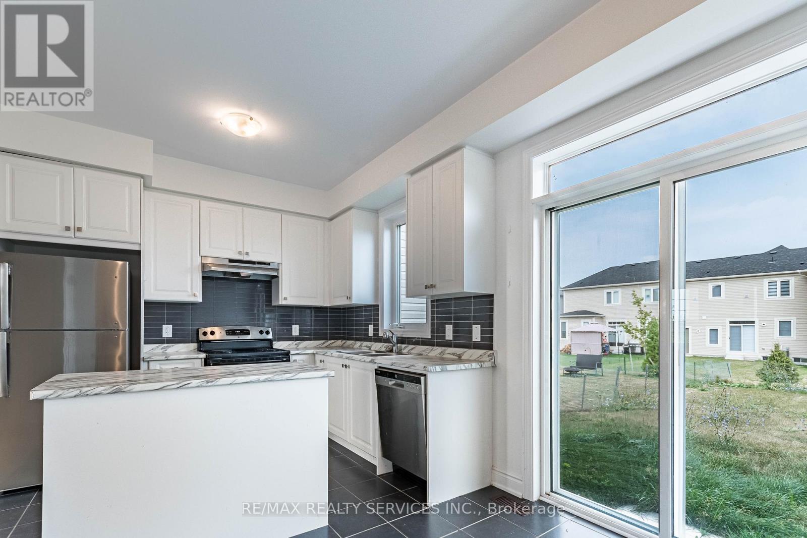 Photo 5 of 73 Central Square Boulevard, Wasaga Beach ON