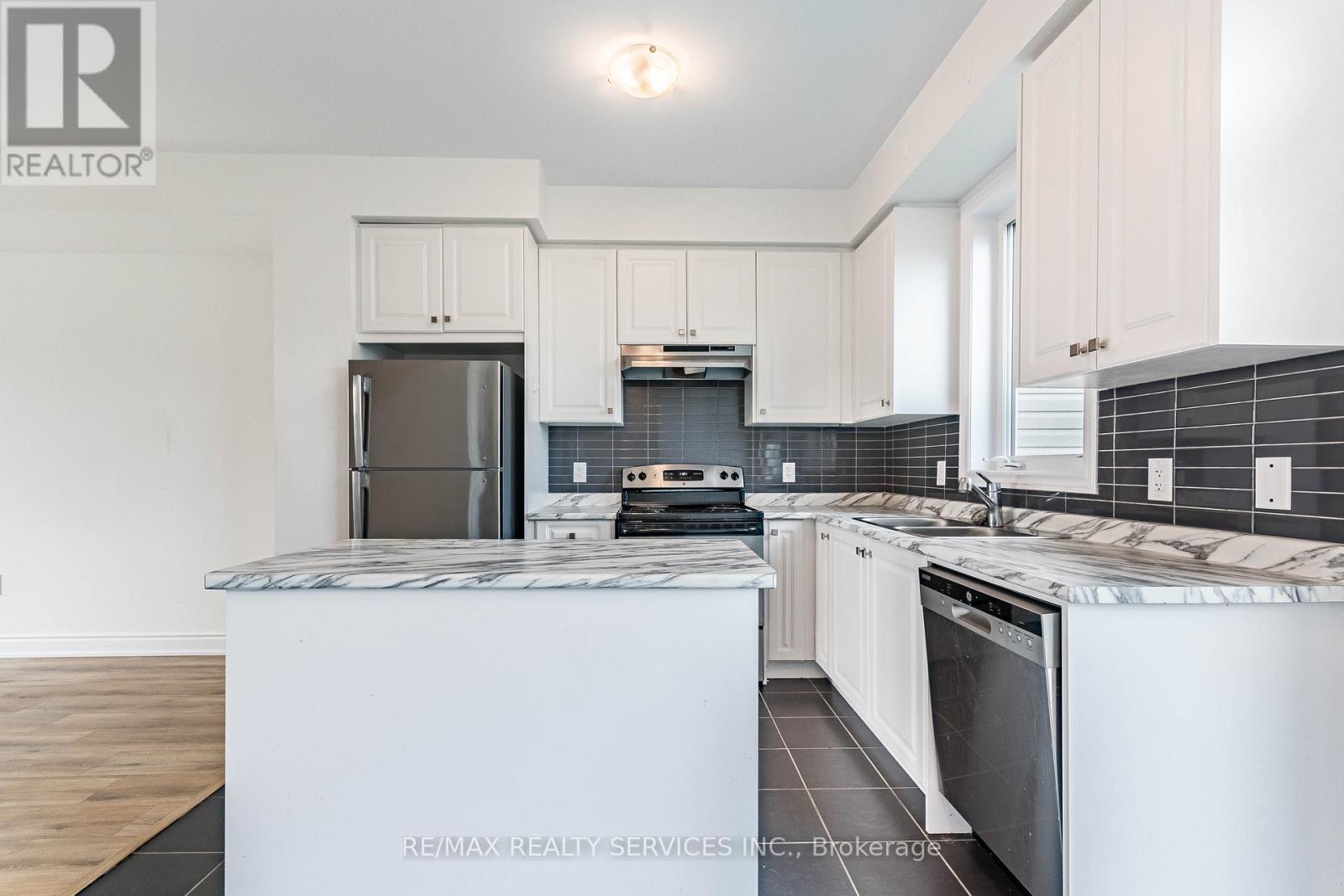 Photo 7 of 73 Central Square Boulevard, Wasaga Beach ON