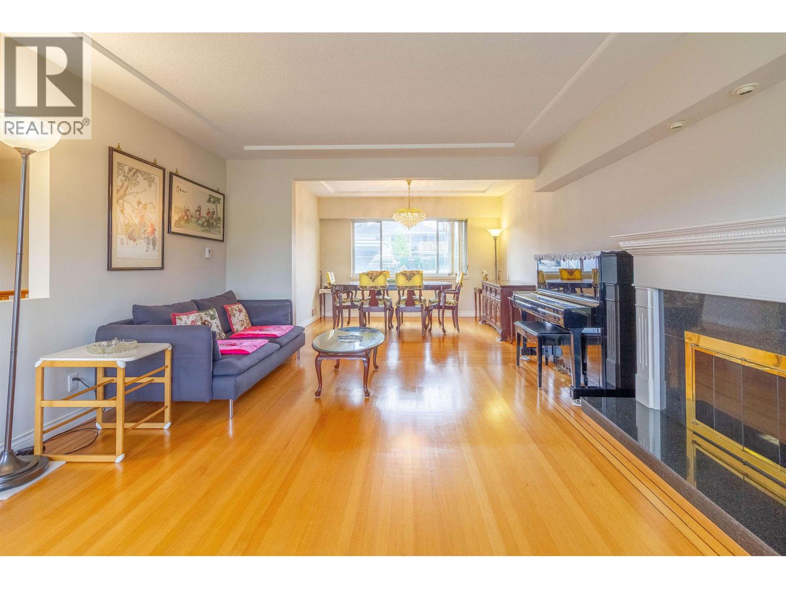 Photo 4 of 4810 Fairlawn Drive, Burnaby BC