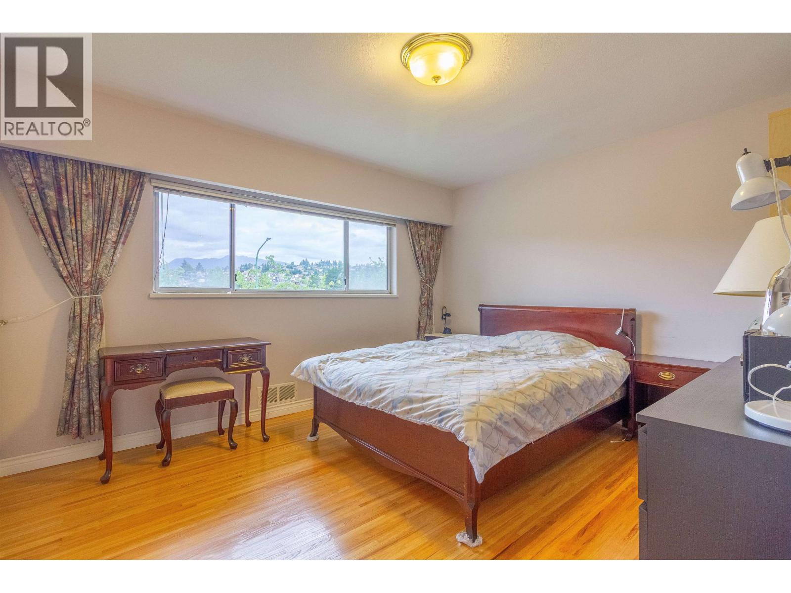 Photo 13 of 4810 Fairlawn Drive, Burnaby BC