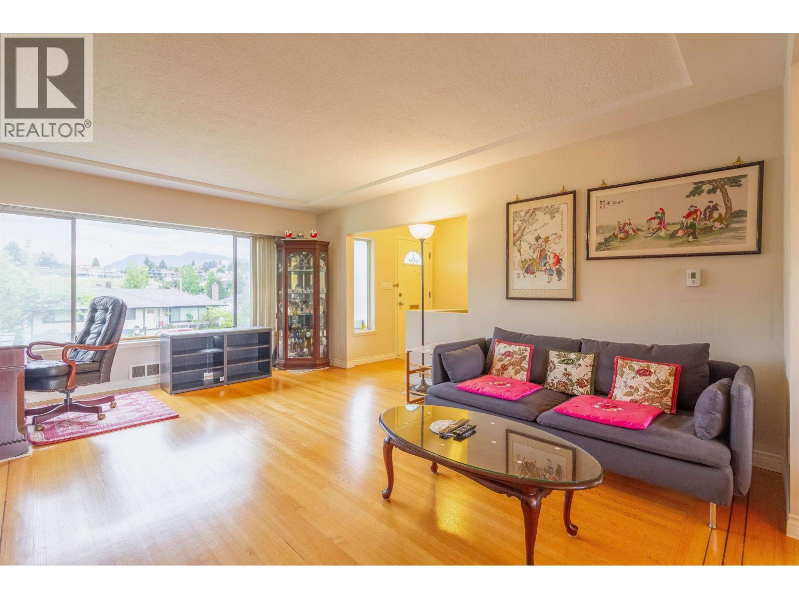 Photo 5 of 4810 Fairlawn Drive, Burnaby BC