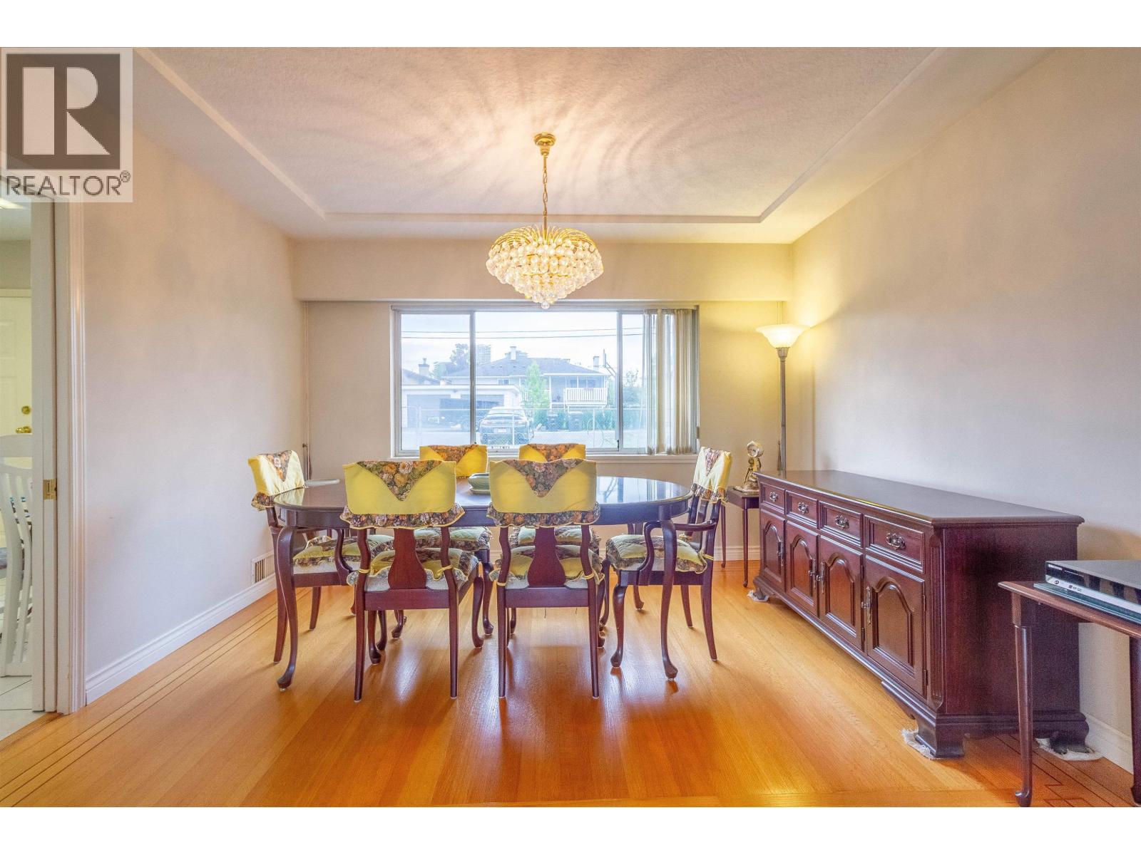 Photo 8 of 4810 Fairlawn Drive, Burnaby BC