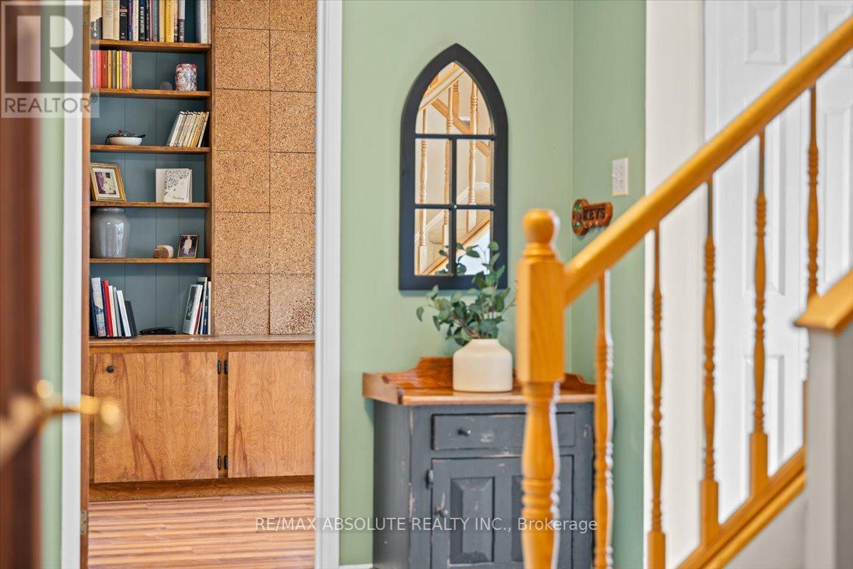Photo 6 of 22 Banting Crescent, Ottawa ON
