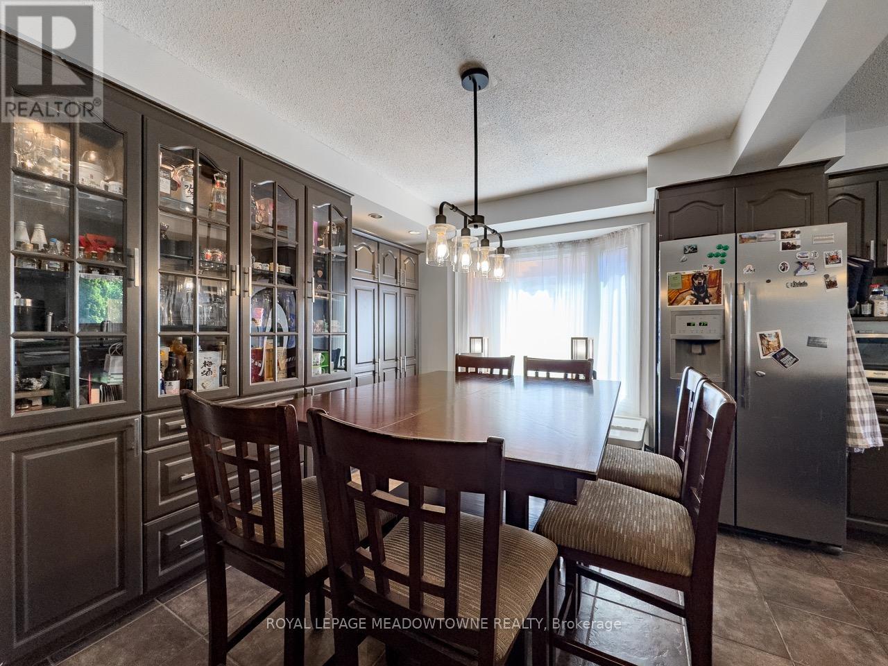 Photo 35 of 18 Cotswold Court, Halton Hills ON