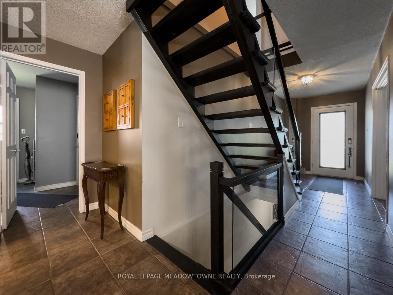 Photo 11 of 18 Cotswold Court, Halton Hills ON