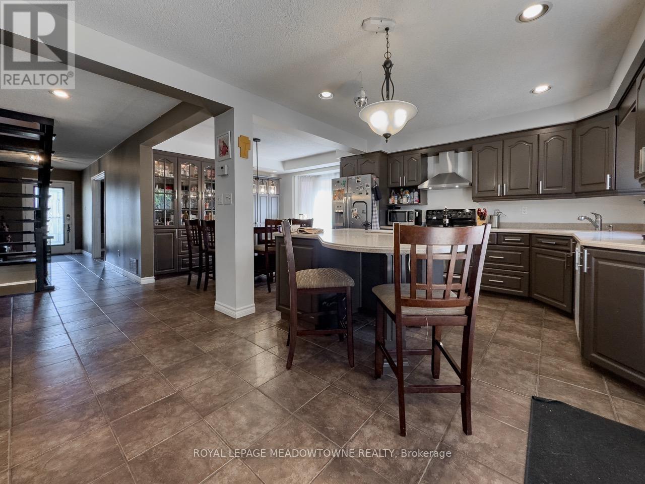 Photo 13 of 18 Cotswold Court, Halton Hills ON