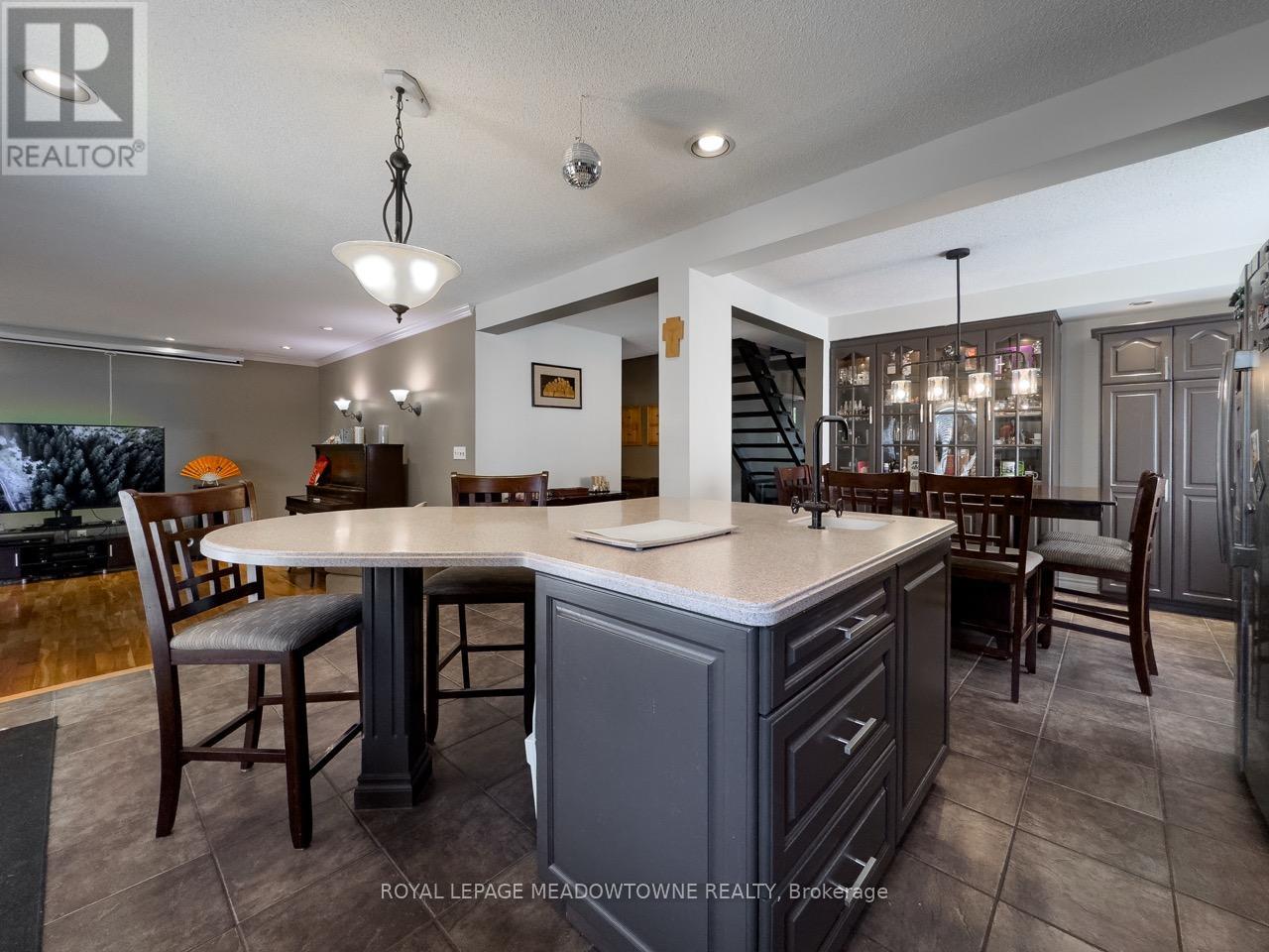 Photo 38 of 18 Cotswold Court, Halton Hills ON