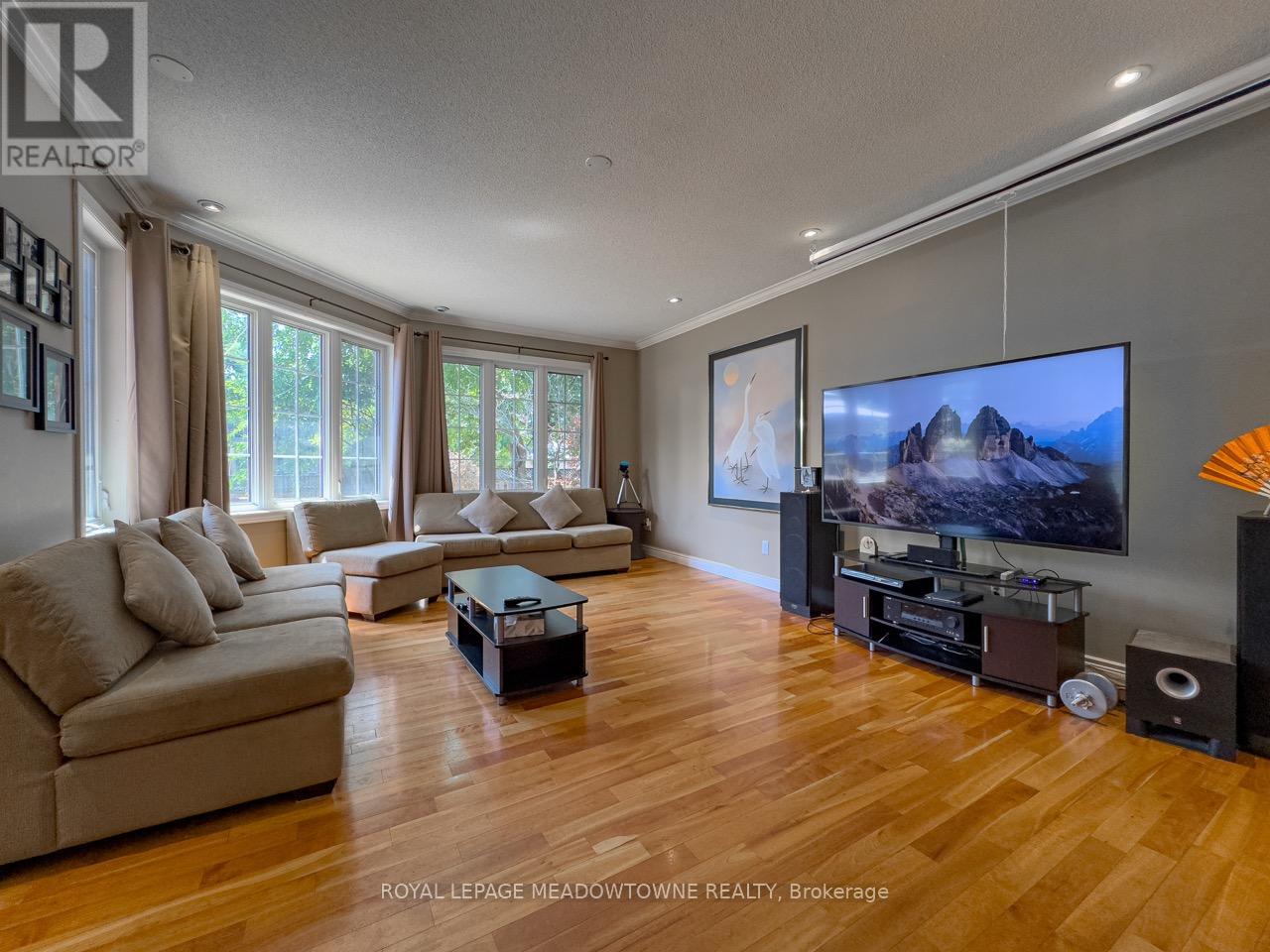 Photo 10 of 18 Cotswold Court, Halton Hills ON