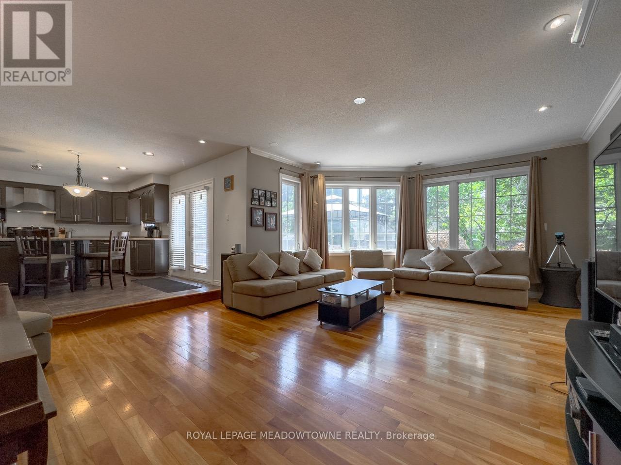 Photo 3 of 18 Cotswold Court, Halton Hills ON
