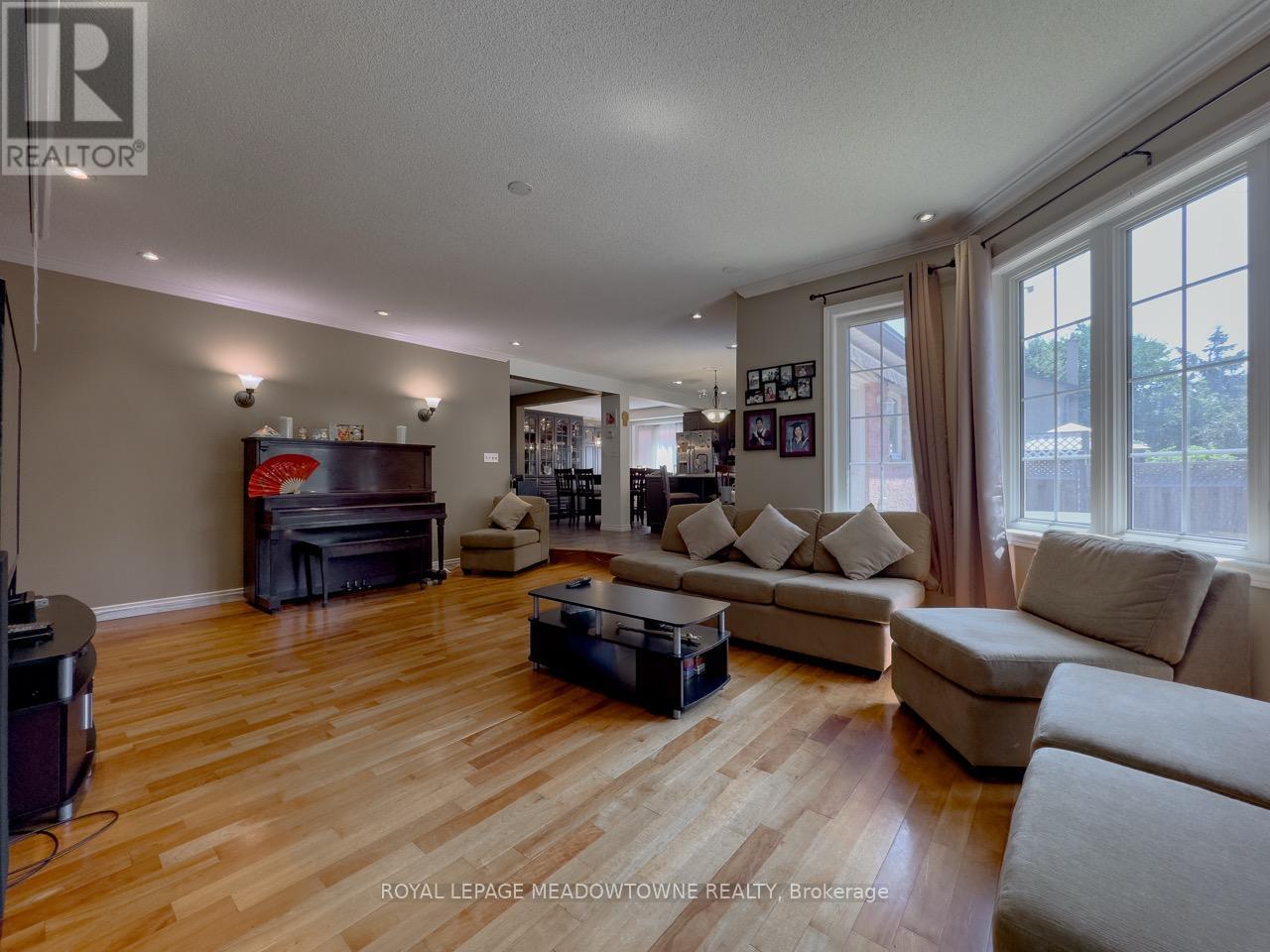 Photo 5 of 18 Cotswold Court, Halton Hills ON