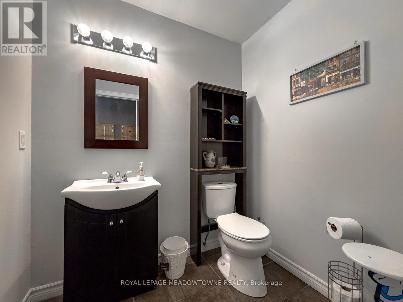 Photo 12 of 18 Cotswold Court, Halton Hills ON