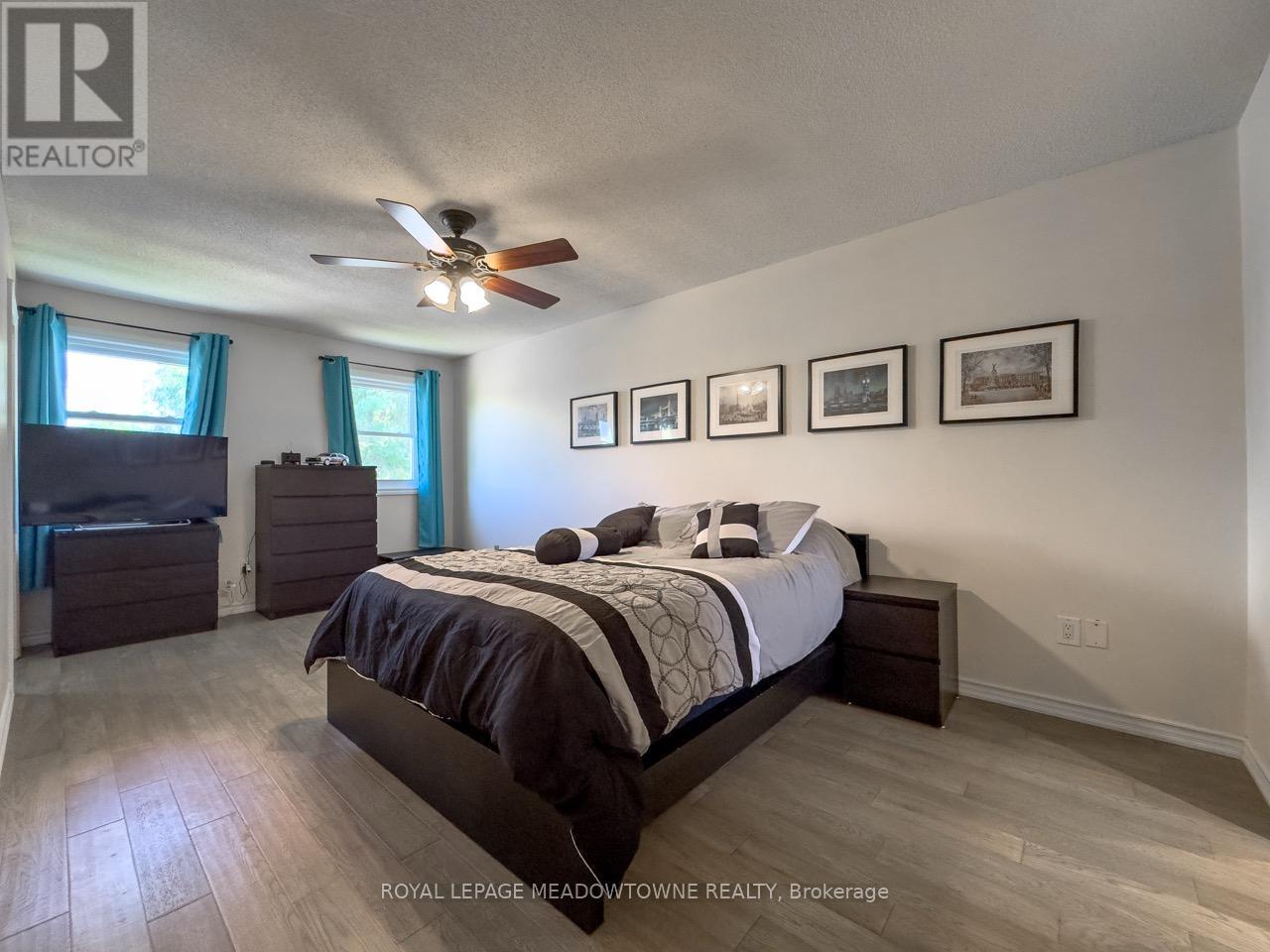 Photo 2 of 18 Cotswold Court, Halton Hills ON