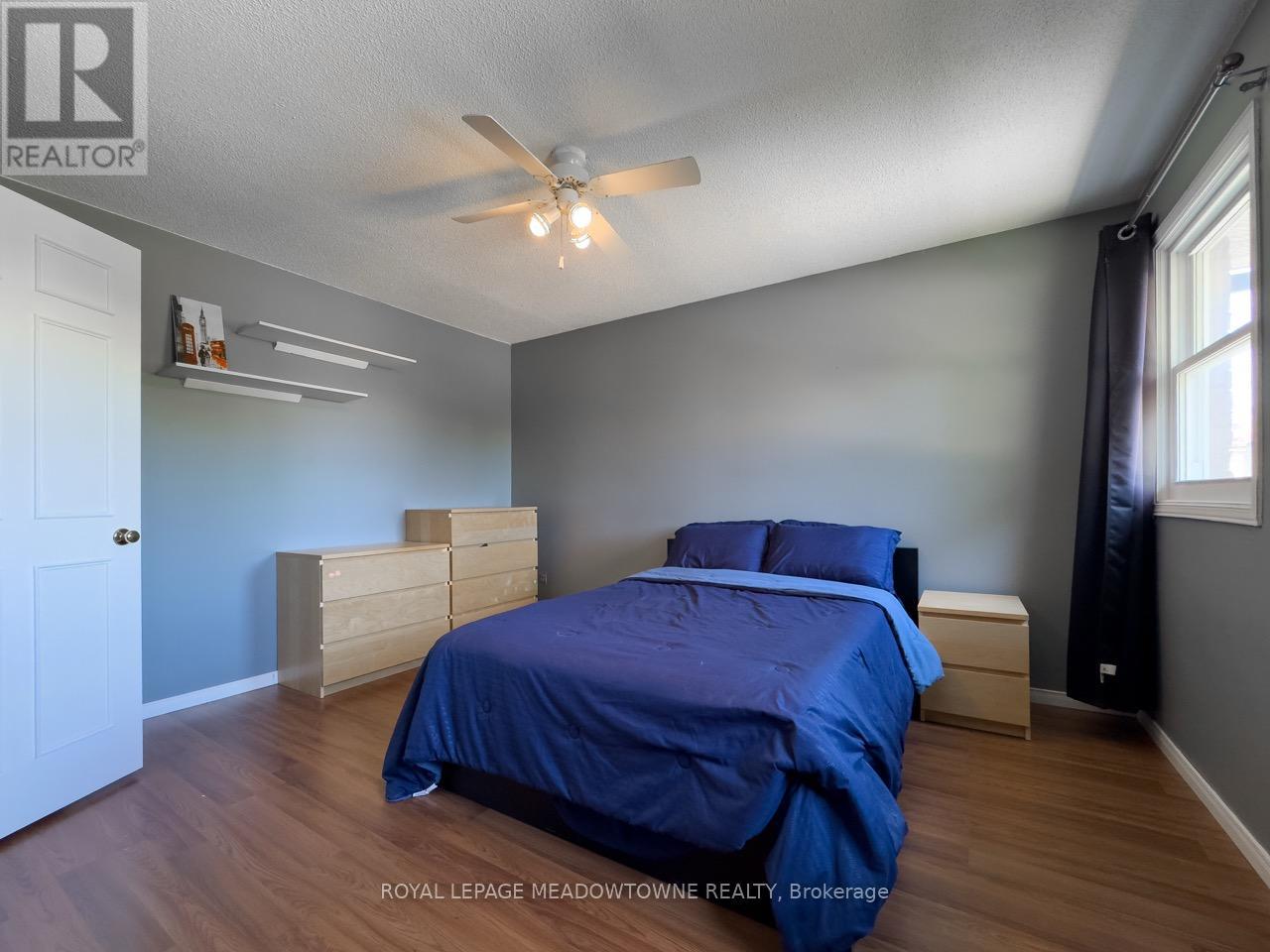Photo 25 of 18 Cotswold Court, Halton Hills ON