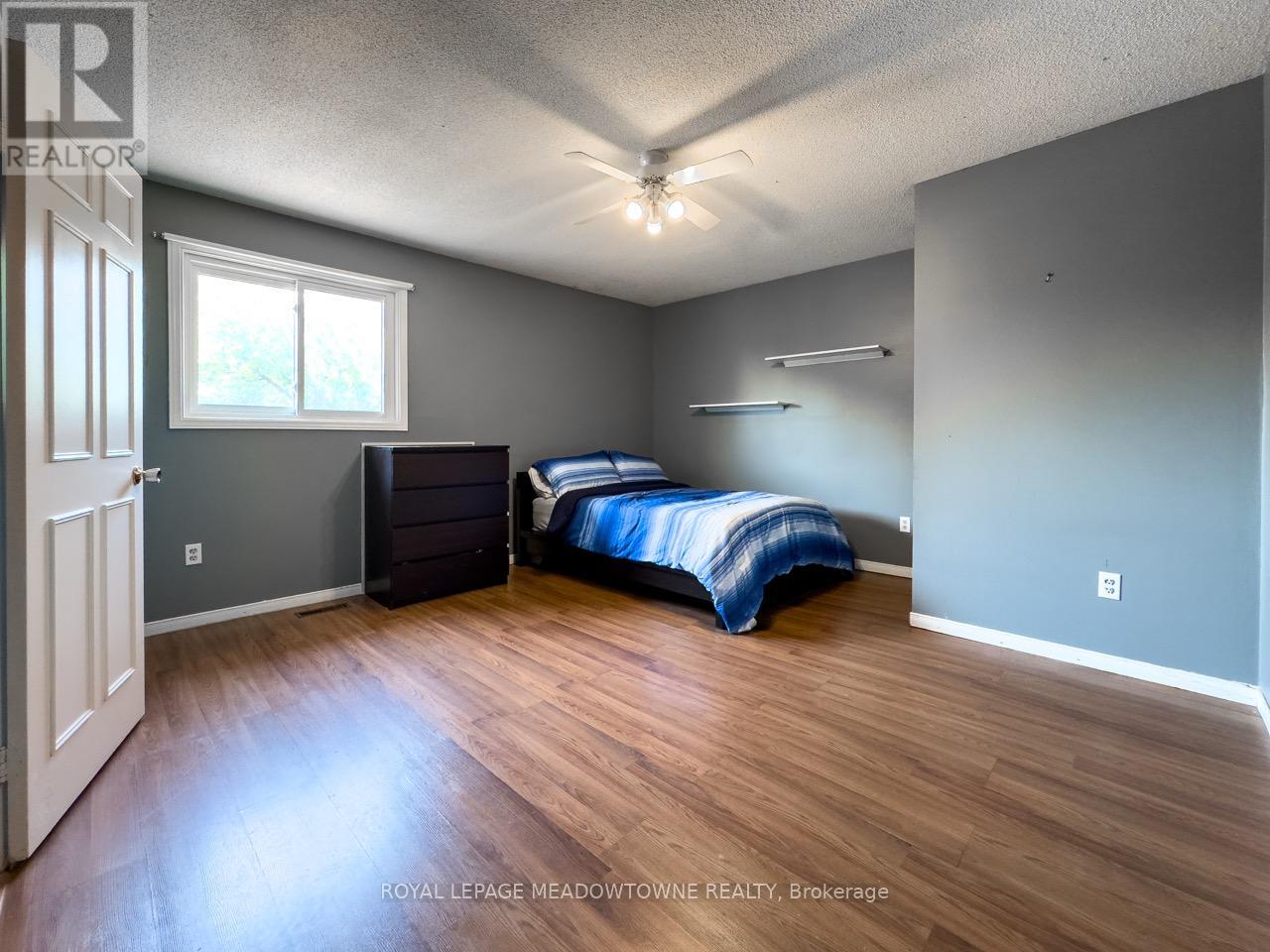Photo 26 of 18 Cotswold Court, Halton Hills ON