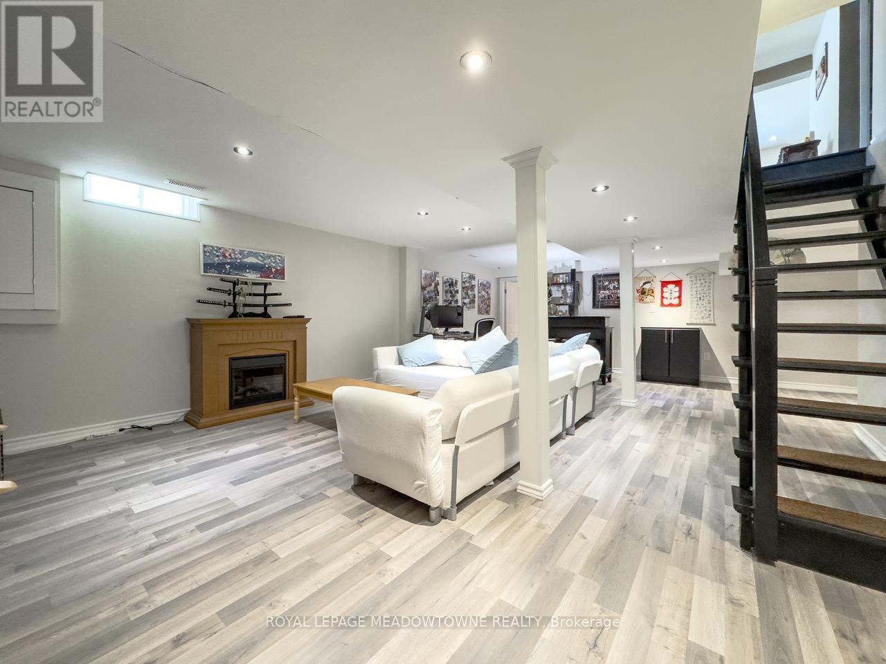 Photo 29 of 18 Cotswold Court, Halton Hills ON