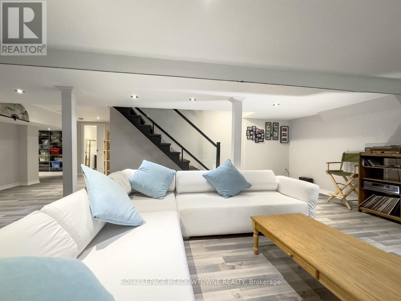 Photo 27 of 18 Cotswold Court, Halton Hills ON