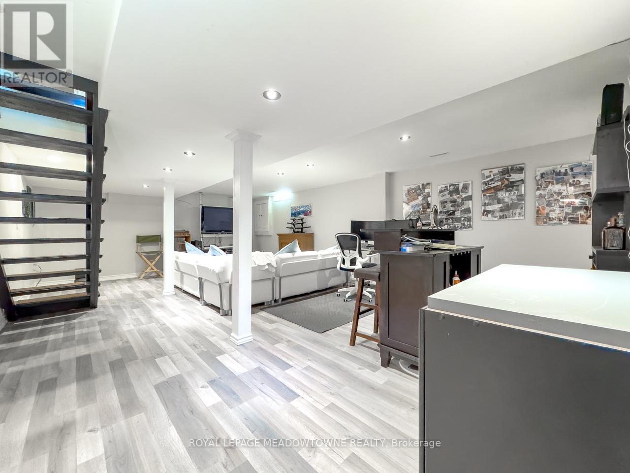 Photo 28 of 18 Cotswold Court, Halton Hills ON