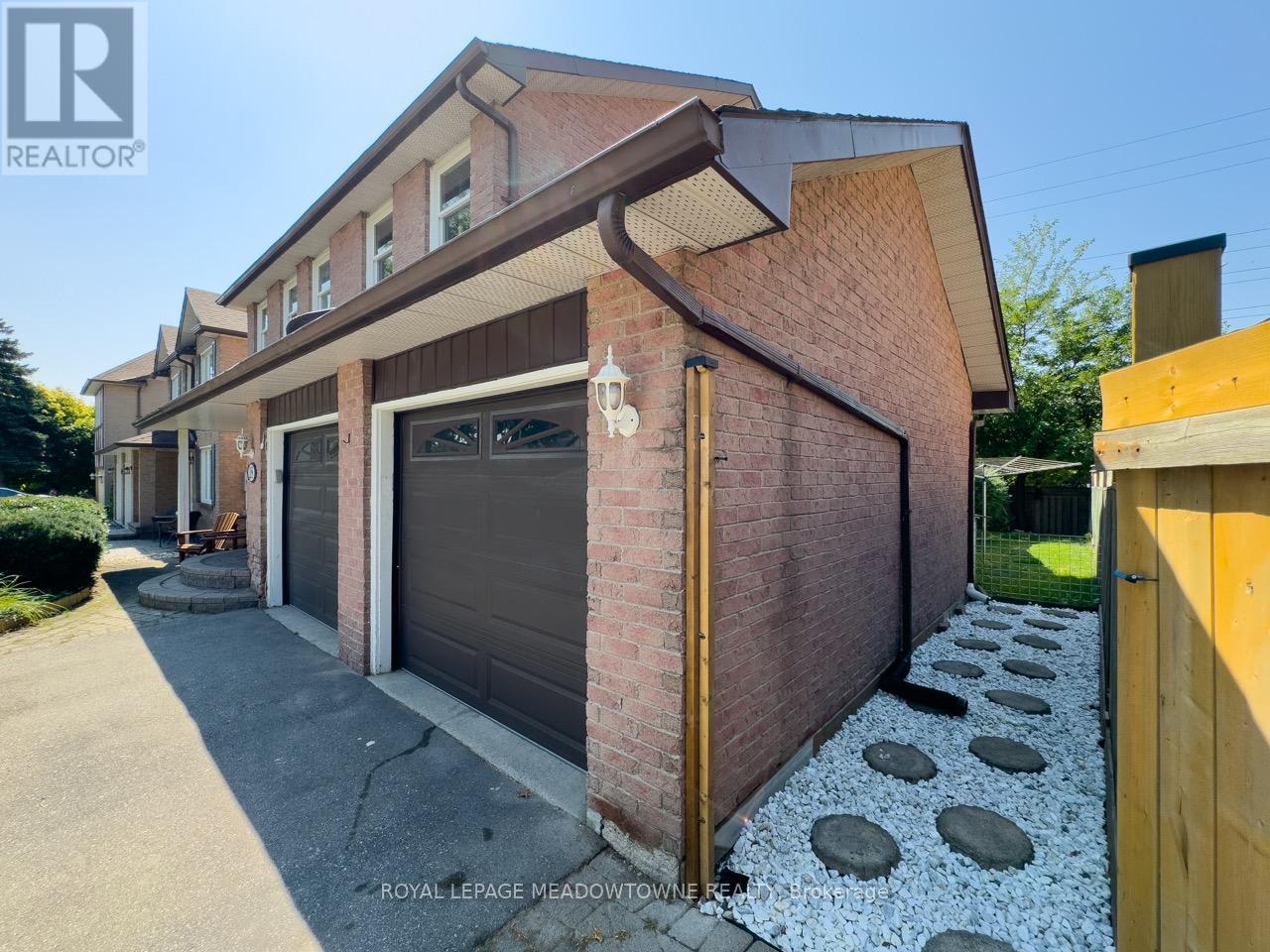Photo 17 of 18 Cotswold Court, Halton Hills ON