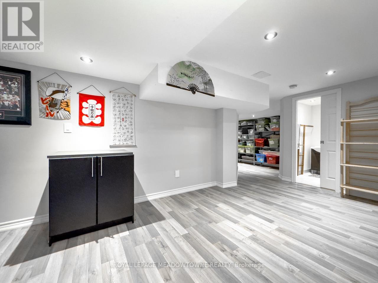Photo 32 of 18 Cotswold Court, Halton Hills ON