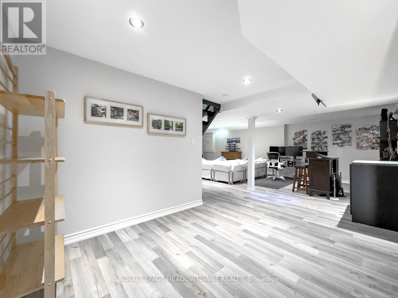 Photo 15 of 18 Cotswold Court, Halton Hills ON