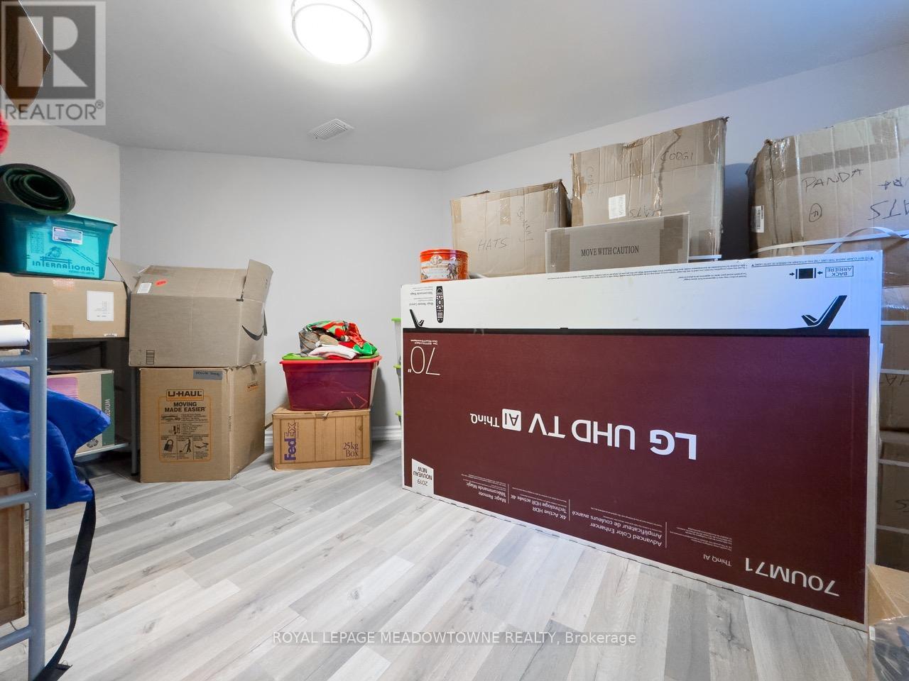 Photo 21 of 18 Cotswold Court, Halton Hills ON