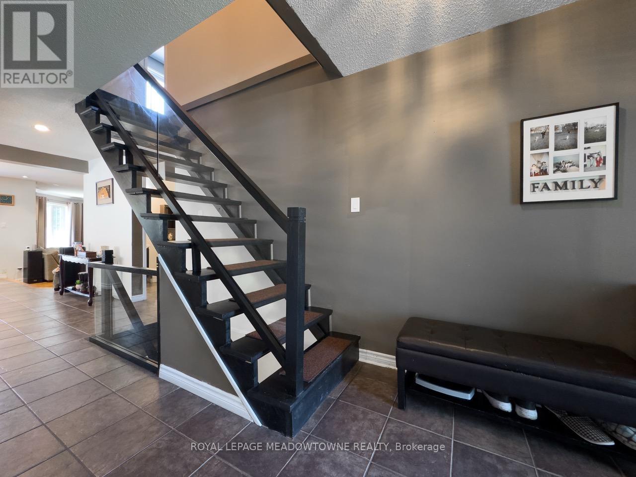 Photo 24 of 18 Cotswold Court, Halton Hills ON