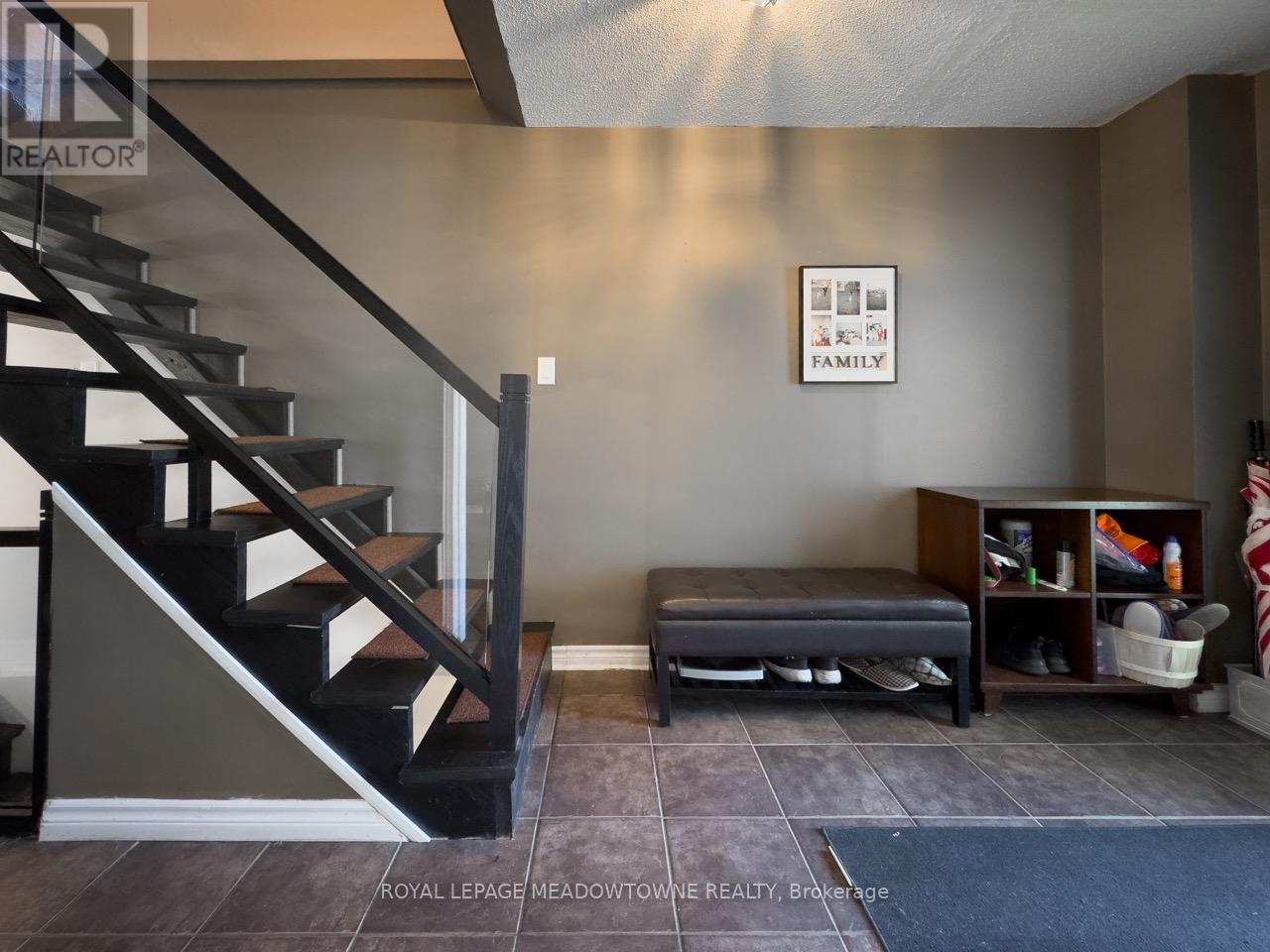 Photo 33 of 18 Cotswold Court, Halton Hills ON