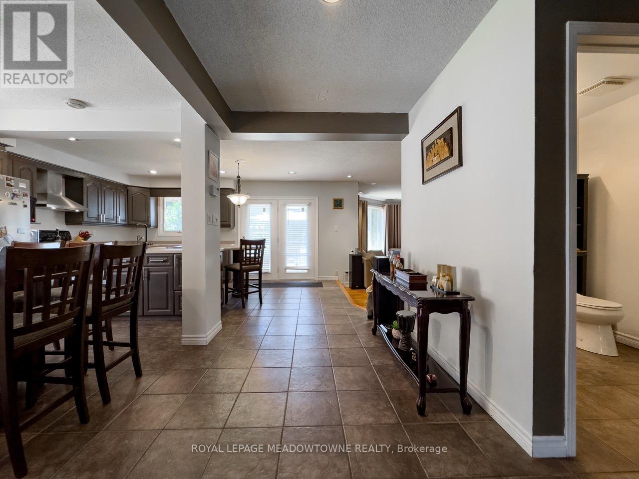 Photo 7 of 18 Cotswold Court, Halton Hills ON