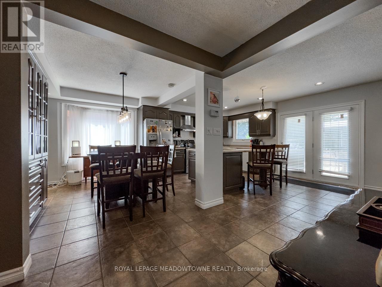 Photo 22 of 18 Cotswold Court, Halton Hills ON
