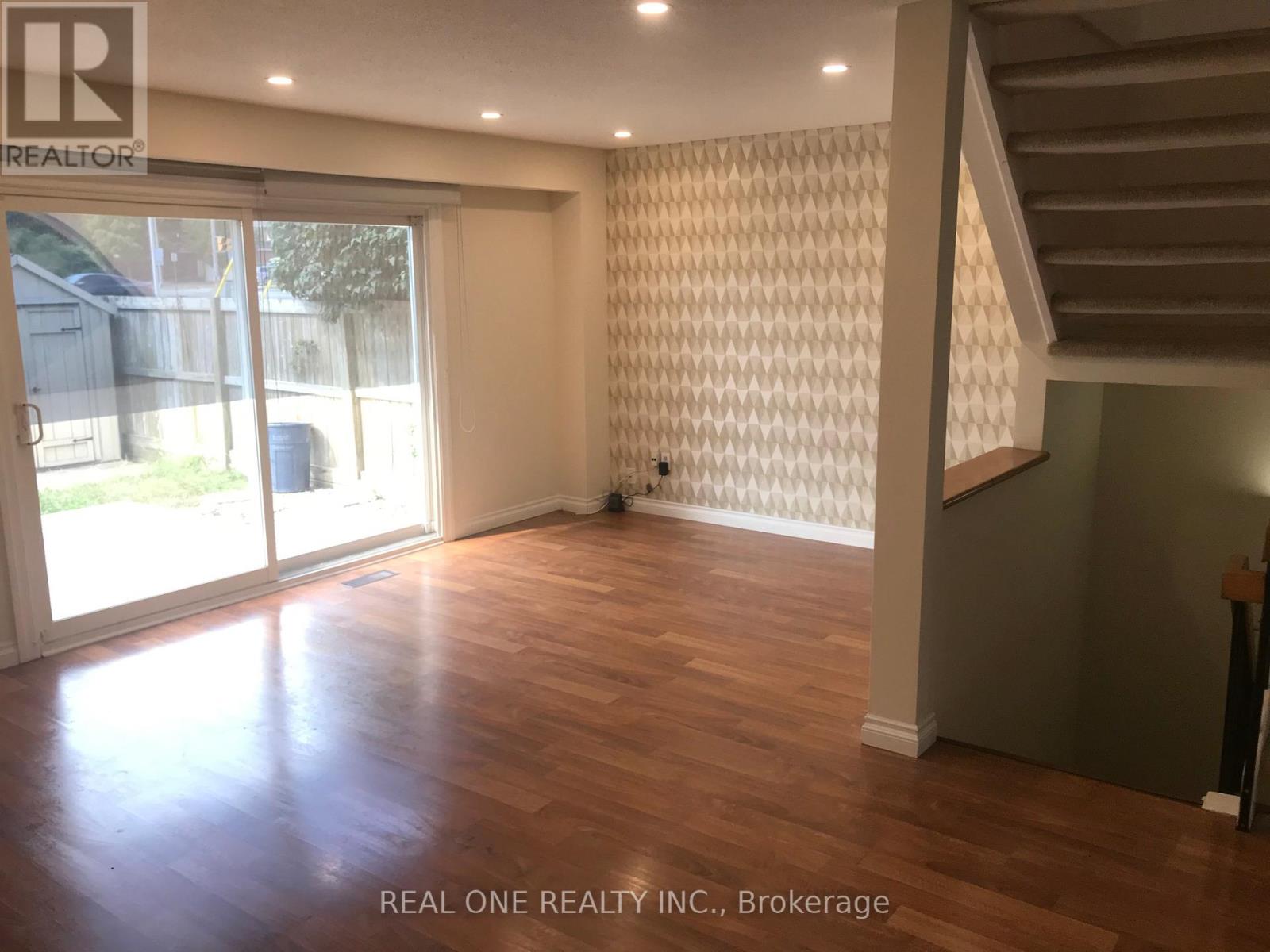 Photo 16 of 28 1580 Lancaster Drive, Oakville ON