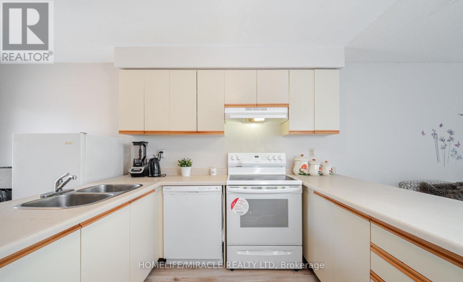 Photo 12 of 20 Wayne Nicol Drive, Brampton ON